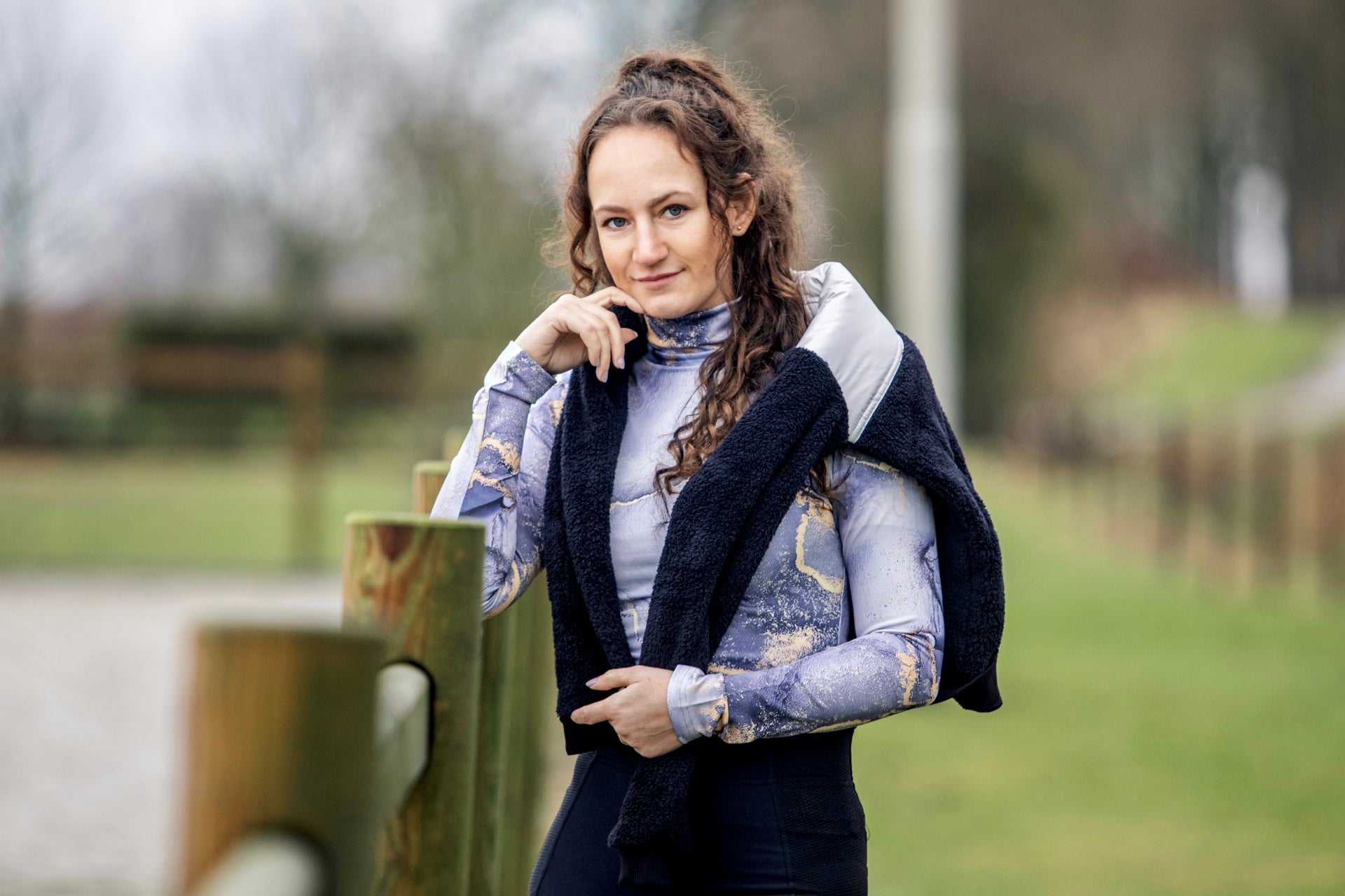 Fluffy sweater black